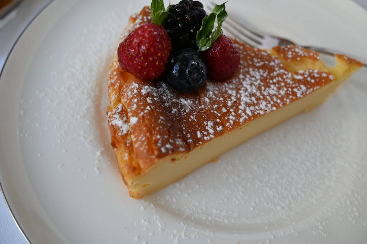 ilustrasi berry magic custard cake yang siap disajikan 