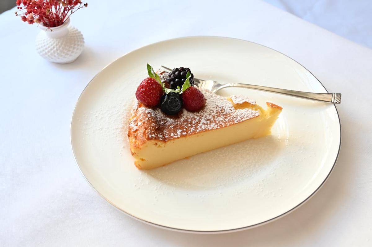 ilustrasi berry magic custard cake
