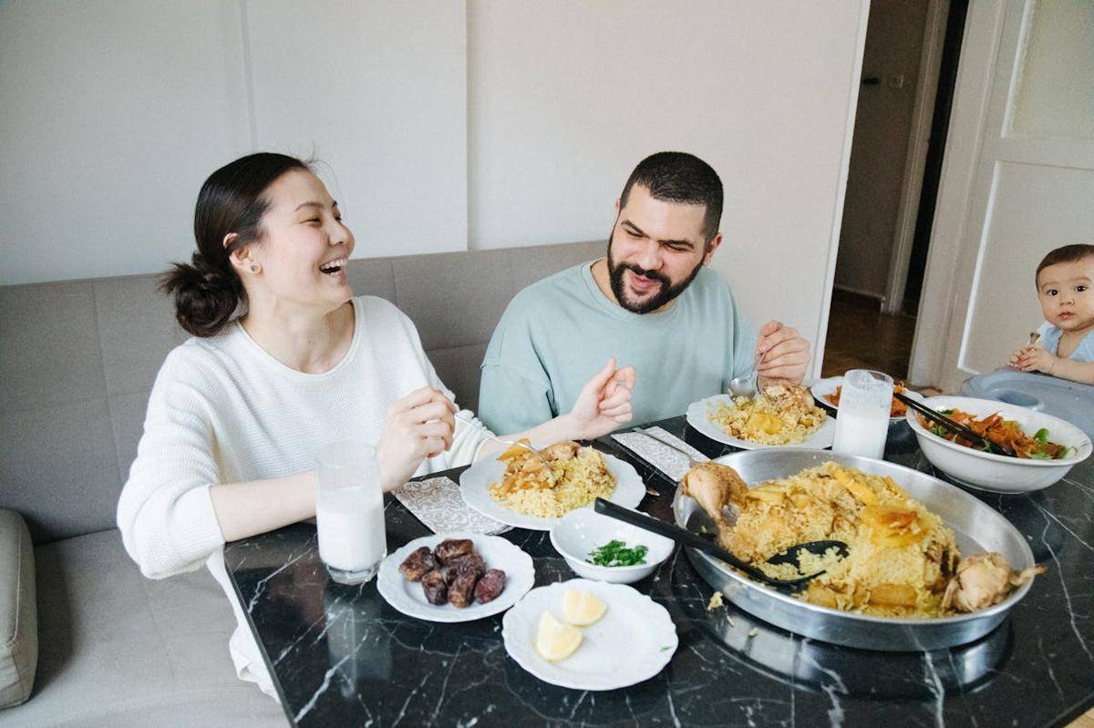 ilustrasi makan bersama (pexels.com/Meruyert Gonullu)