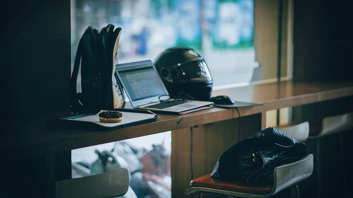 ilustrasi helm ditinggalkan (pexels.com/Min An)