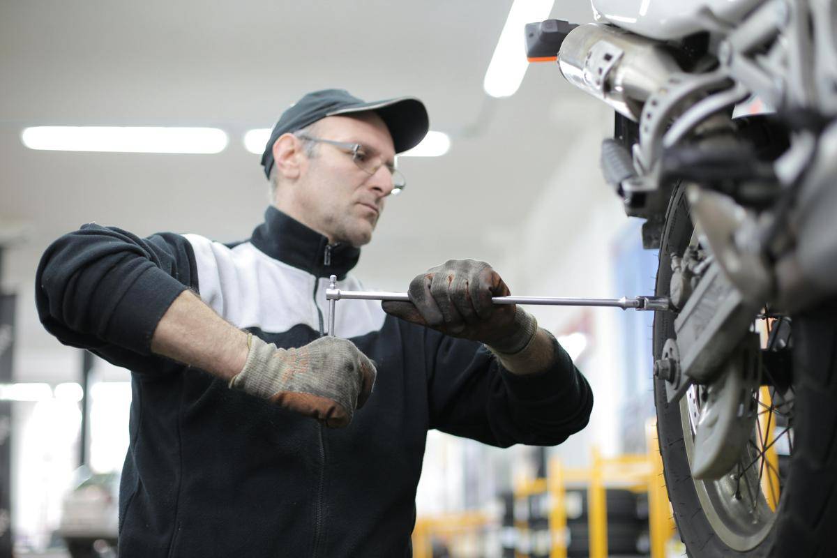 ilustrasi servis motor