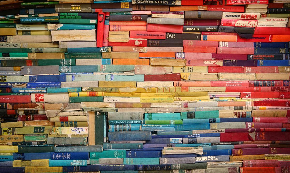 Tumpukan Buku (unsplash.com/Robert Anasch)