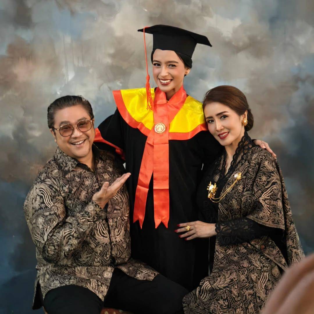 wisuda anak bungsu Dede Yusuf
