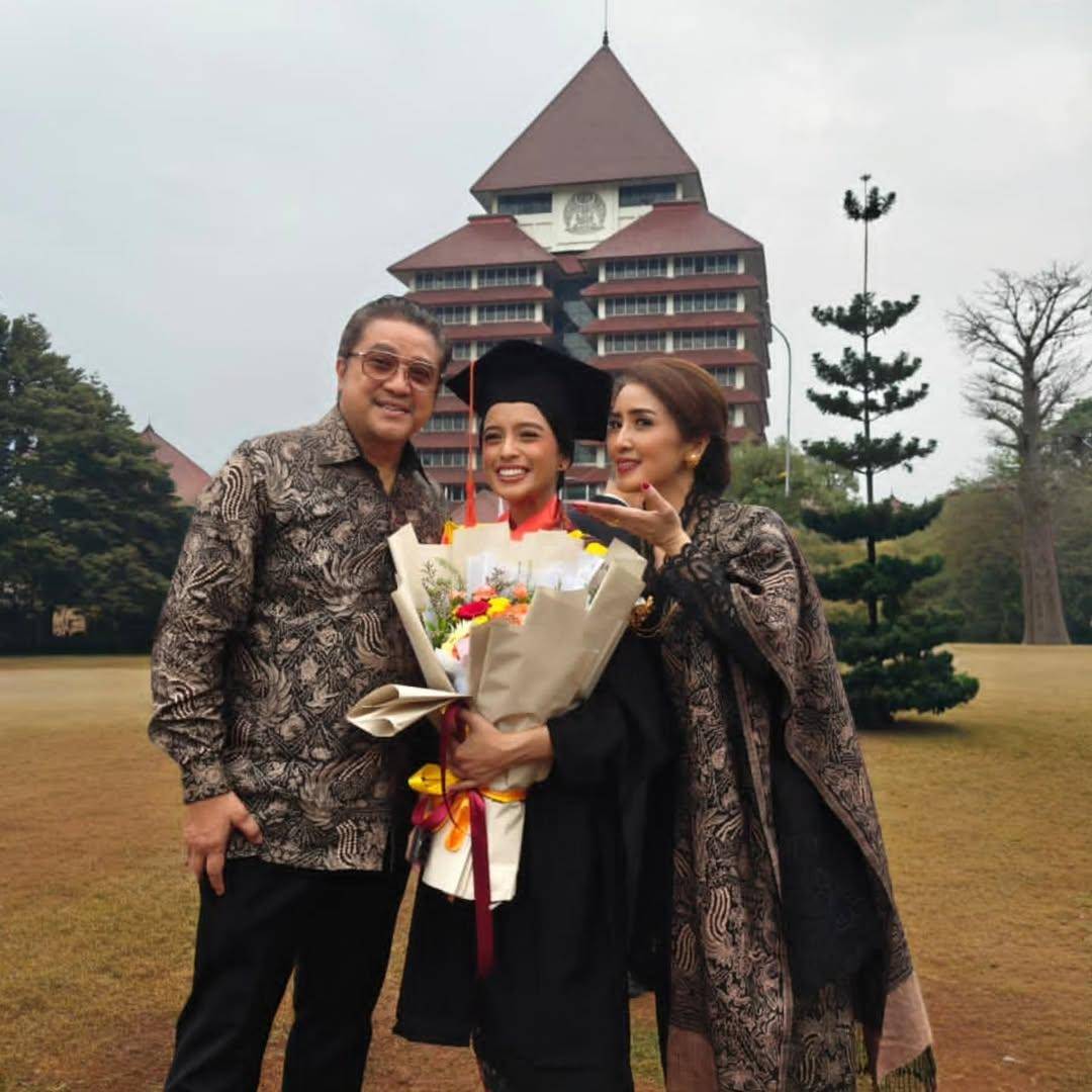 wisuda anak bungsu Dede Yusuf