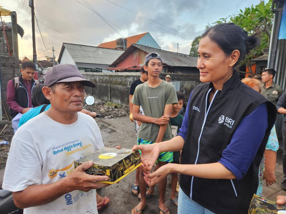 BRI Denpasar salurkan bantuan untuk korban banjir di sejumlah titik di Bali. (Dok BRI Denpasar)