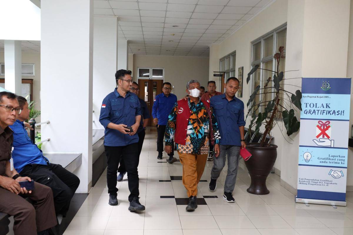 Kejaksaan Tinggi DIY menahan Lurah Tegaltirto, Berbah, Sleman, berinisial S yang diduga telah menjual sebagian obyek Tanah Kas Desa (TKD)