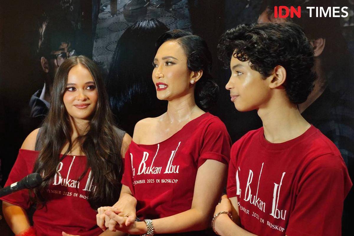 Artika Sari Devi, Aurora Ribero, dan Ali Fikry setelah acara press conference film Dia Bukan Ibu di XXI Epicentrum, Jakarta, Jumat (12/9/2025)