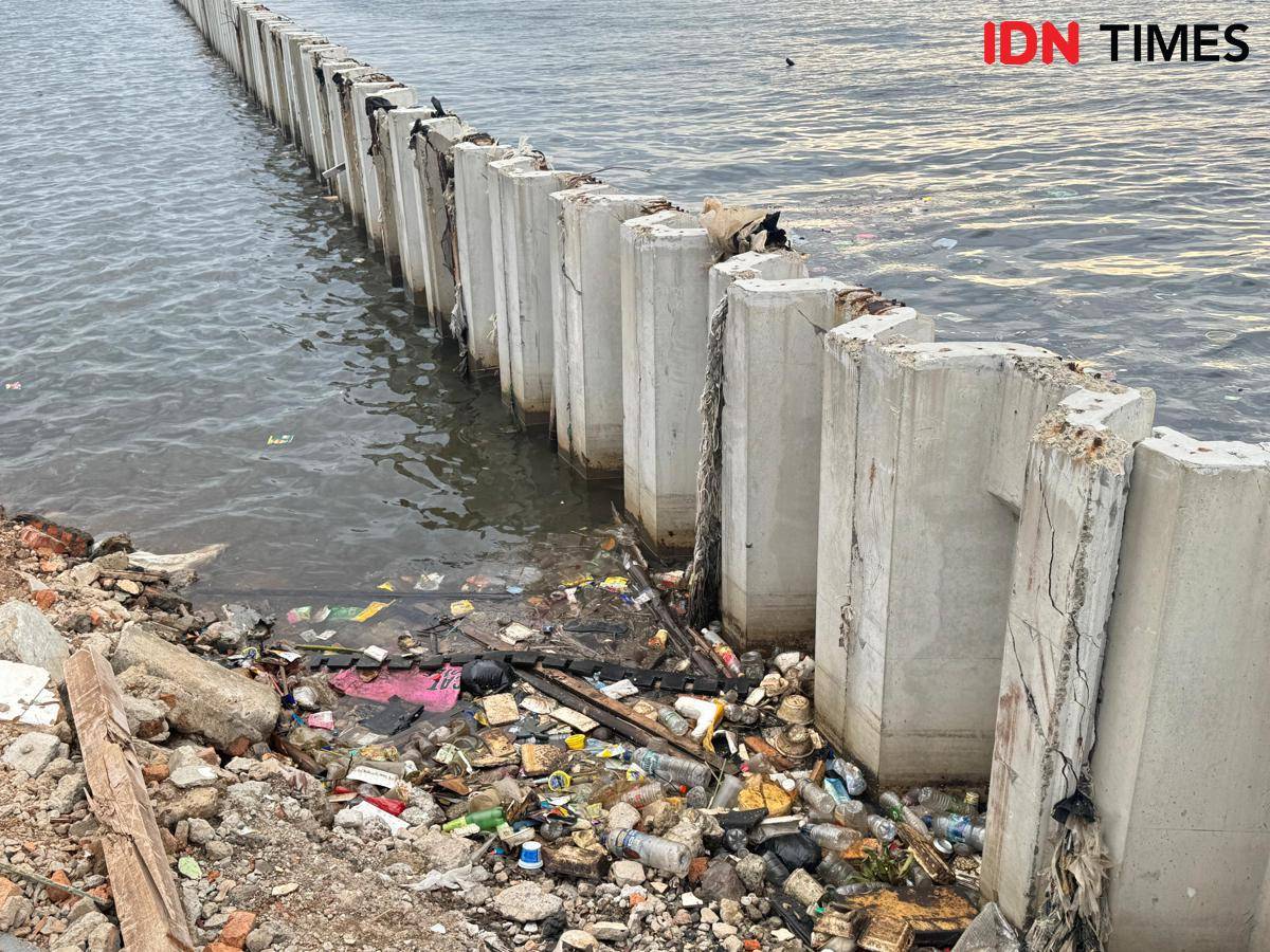 Pemasangan tanggul beton di Marunda, Cilincing, Jakarta Utara. (IDN Times/Vadhia Lidyana)