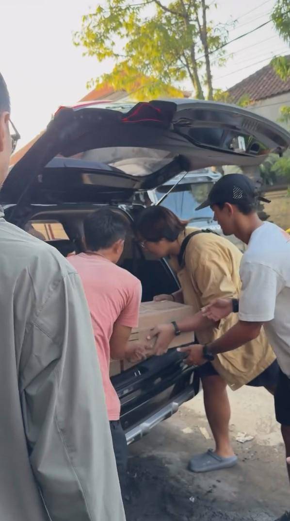 Jennifer dan Irfan Bachdim kasih bantuan ke korban banjir Bali