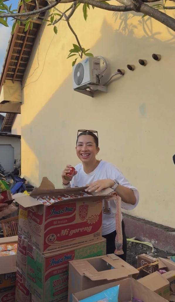 Jennifer dan Irfan Bachdim kasih bantuan ke korban banjir Bali