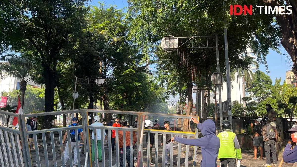 Demonstran masih bertahan di depan Mako Brimob di Jalan Kramat Kwitang, Jakarta Pusat, Sabtu (30/8/2025) pagi. (IDN Times/Aji Pitoko)