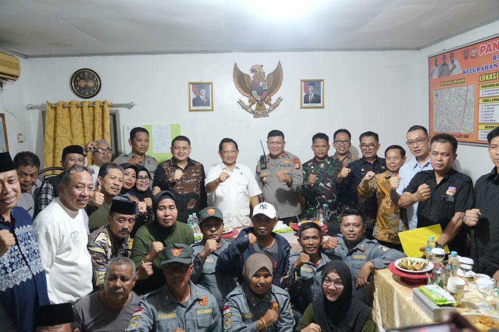Menteri Dalam Negeri Tito Karnavian meninjau pos keamanan lingkungan (poskamling) di Kecamatan Rappocini, Kelurahan Banta-Bantaeng, Makassar Kamis (11/9/2025) malam. (Dok. Humas Pemkot Makassar)