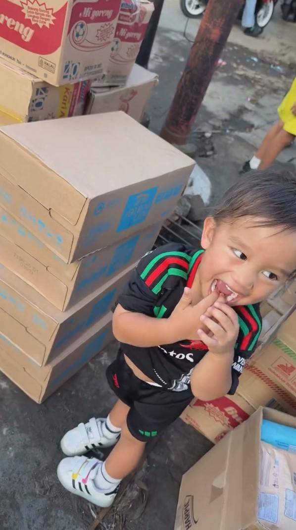 Jennifer dan Irfan Bachdim kasih bantuan ke korban banjir Bali