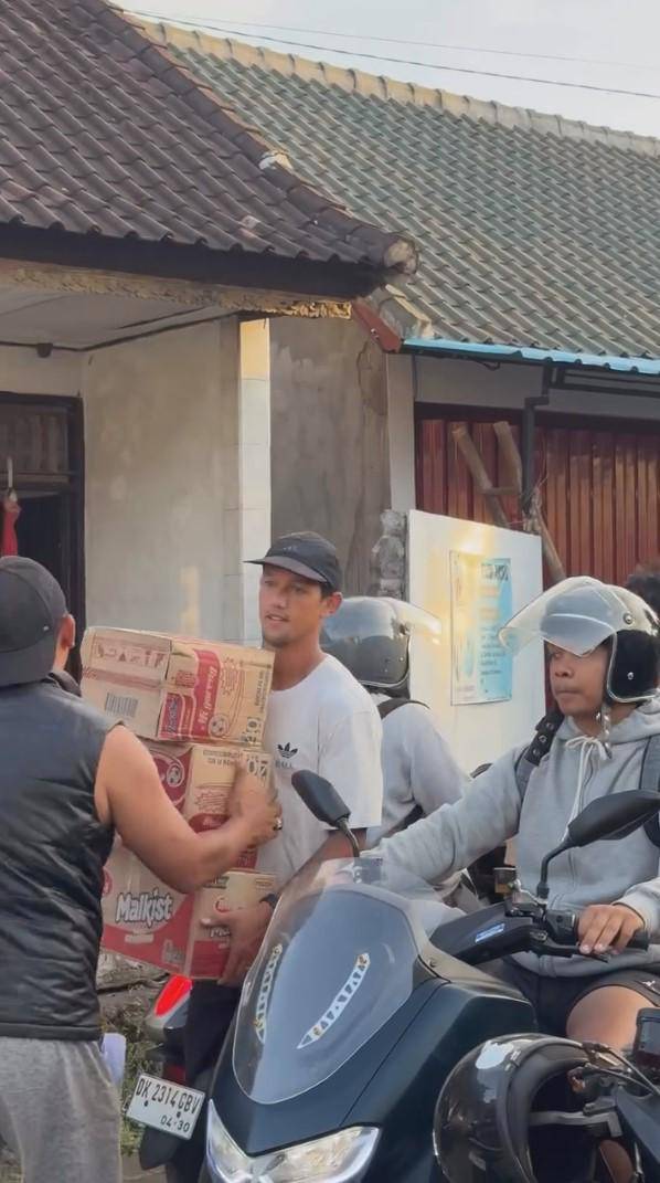 Jennifer dan Irfan Bachdim kasih bantuan ke korban banjir Bali