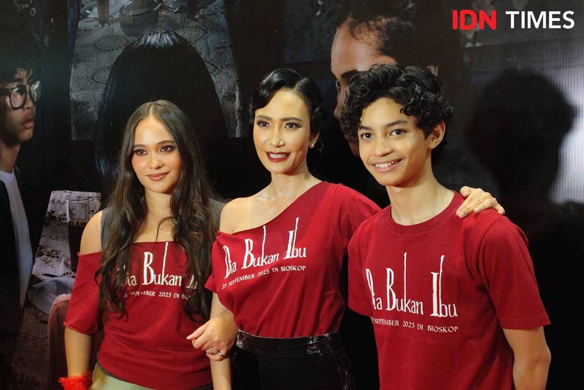 Artika Sari Devi, Aurora Ribero, dan Ali Fikry setelah acara press conference film Dia Bukan Ibu di XXI Epicentrum, Jakarta, Jumat (12/9/2025)