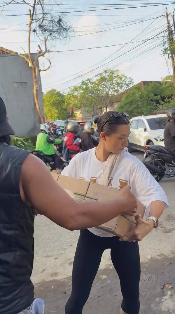 Jennifer dan Irfan Bachdim kasih bantuan ke korban banjir Bali