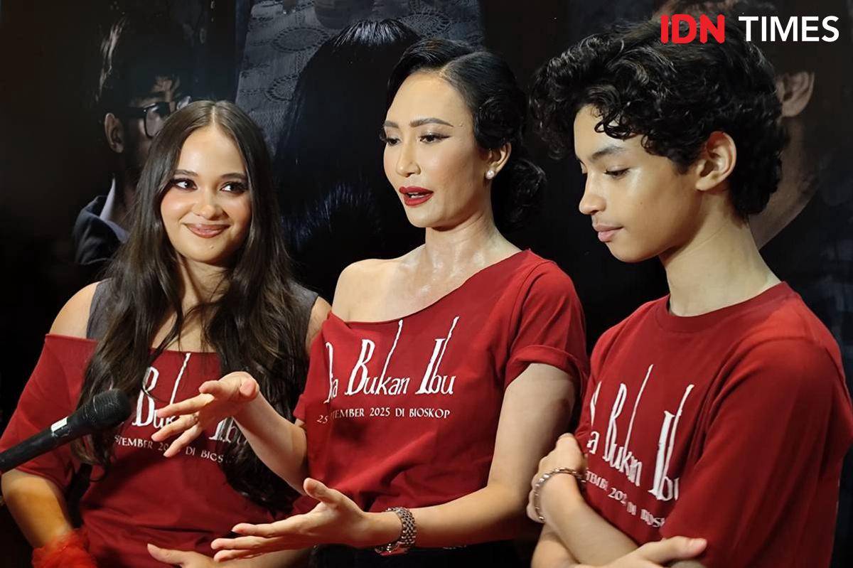 Artika Sari Devi, Aurora Ribero, dan Ali Fikry setelah acara press conference film Dia Bukan Ibu di XXI Epicentrum, Jakarta, Jumat (12/9/2025)