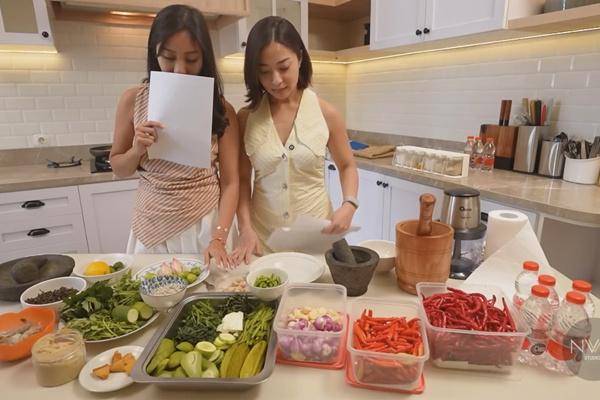 Nikita dan Nona Willy Belajar Masak Sambal (YouTube.com/Nikita Willy Official)
