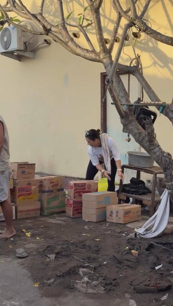 Jennifer dan Irfan Bachdim kasih bantuan ke korban banjir Bali