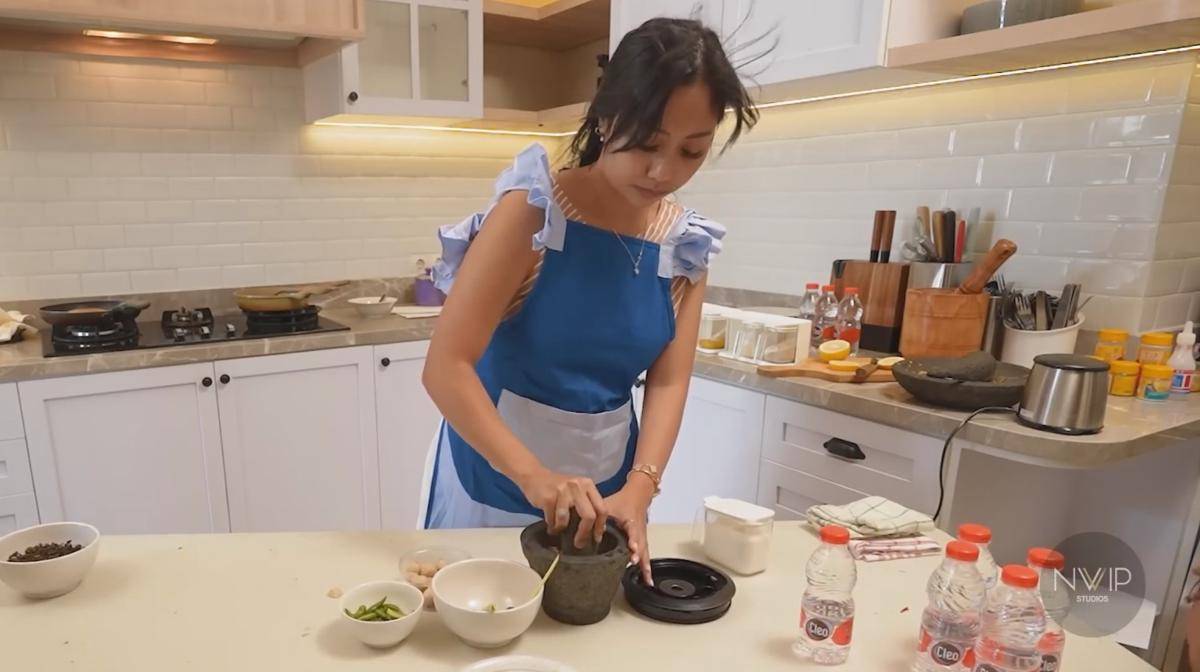 Nikita dan Nona Willy Belajar Masak Sambal (YouTube.com/Nikita Willy Official)