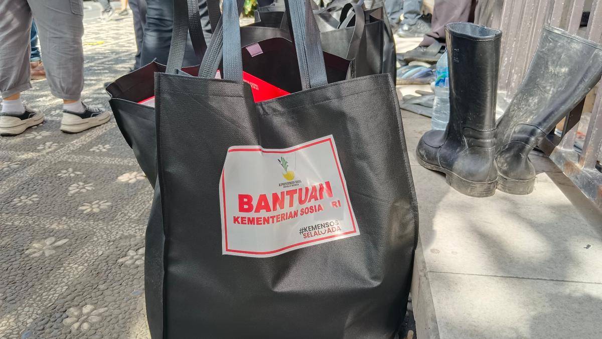Bantuan Kementerian Sosial untuk pengungsi banjir 