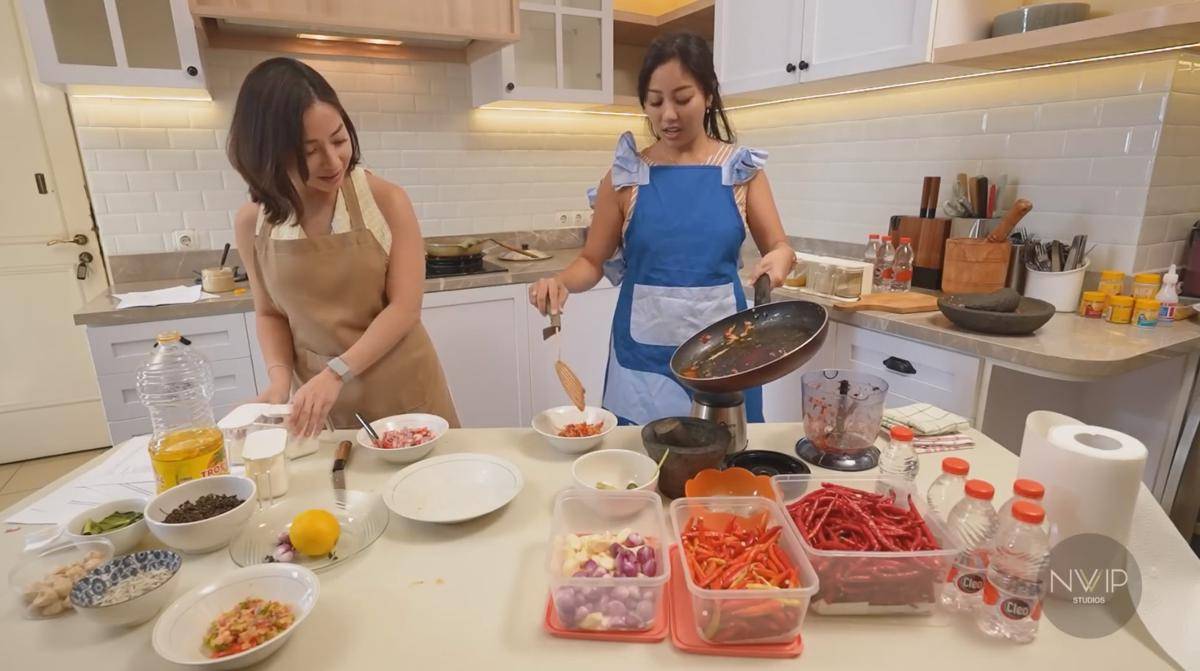 Nikita dan Nona Willy Belajar Masak Sambal (YouTube.com/Nikita Willy Official)