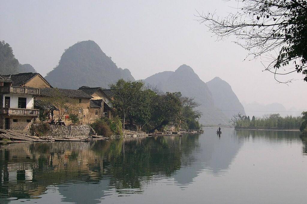 view dari Jembatan Yulong di dekat Desa Baisha, Yunnan (commons.wikimedia.org/Krawson)