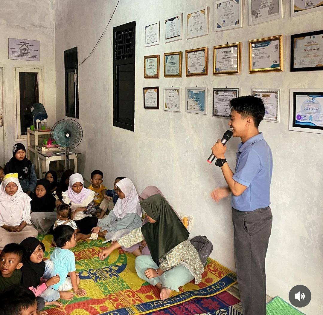 Dwi Ariyansyah, Atau Anca, Seorang Pustakawan Muda yang Sejak Tahun 2021 Mendirikan Gubuk Literasi (instagram/gubuk.literasii))