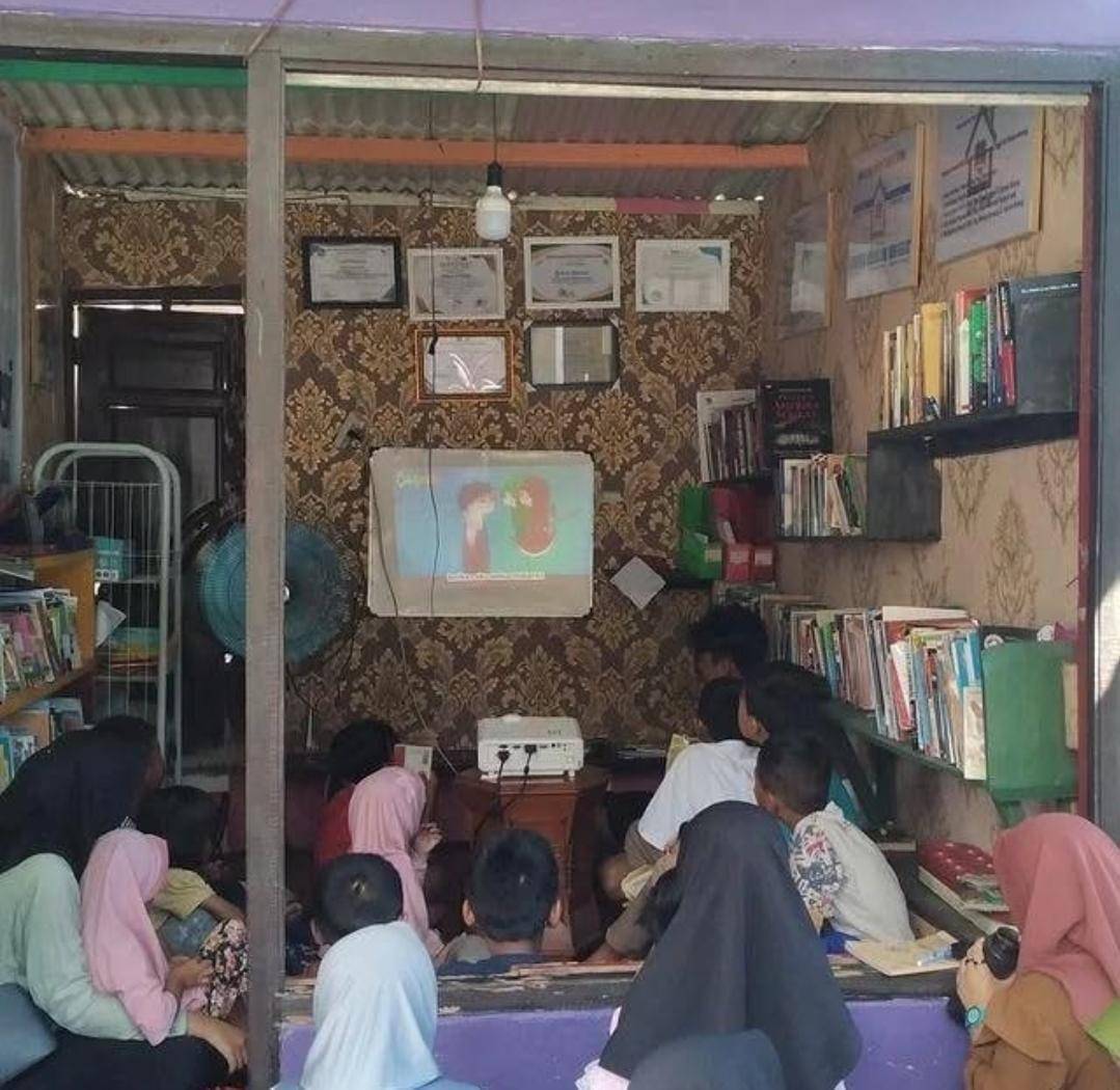 Dwi Ariyansyah, Atau Anca, Seorang Pustakawan Muda yang Sejak Tahun 2021 Mendirikan Gubuk Literasi (instagram/gubuk.literasii))