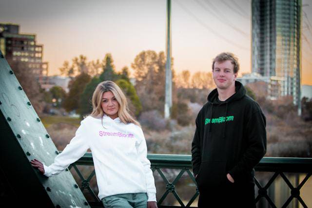 ilustrasi hoodie pria dan wanita (unsplash.com/Woody Kelly) 