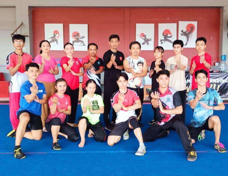 Coach Odi Purwanto (berdiri, nomor empat dari kanan) saat TC bersama tim wushu Denpasar. (dok. Pengkot WI Denpasar)