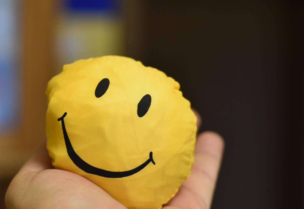 Perbedaan Emoji dan Emoticon