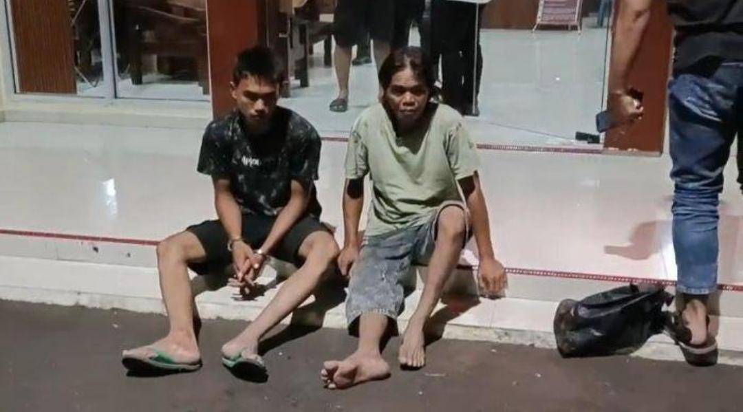 Ayah dan anak yang merupakan pelaku pembunuhan saat ditangkap Polres PALI. (Dok. Polres Pali)
