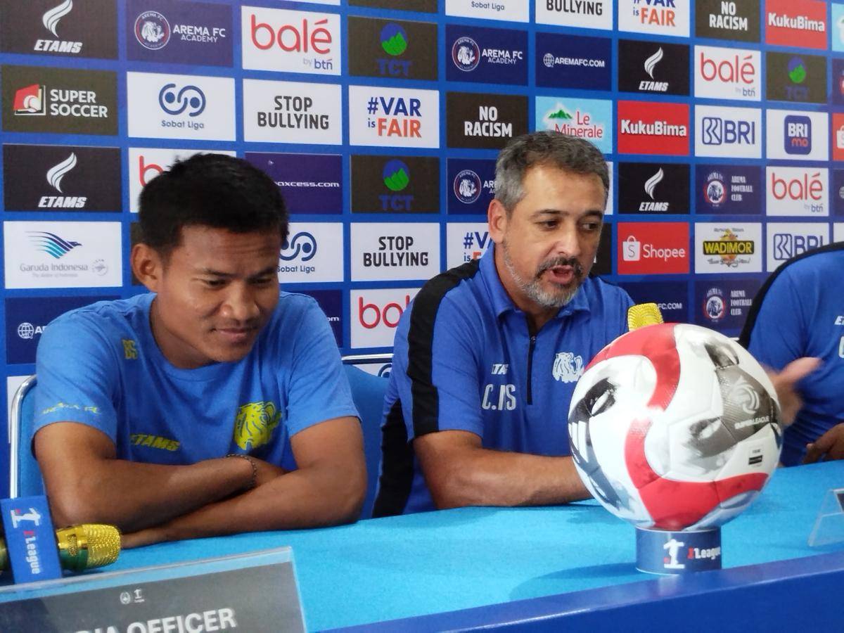 Bek Arema FC, Bayu Setiawan (kiri) dan Pelatih Arema FC, Marcos Santos (kanan) saat konferensi pers. (IDN Times/Rizal Adhi Pratama)