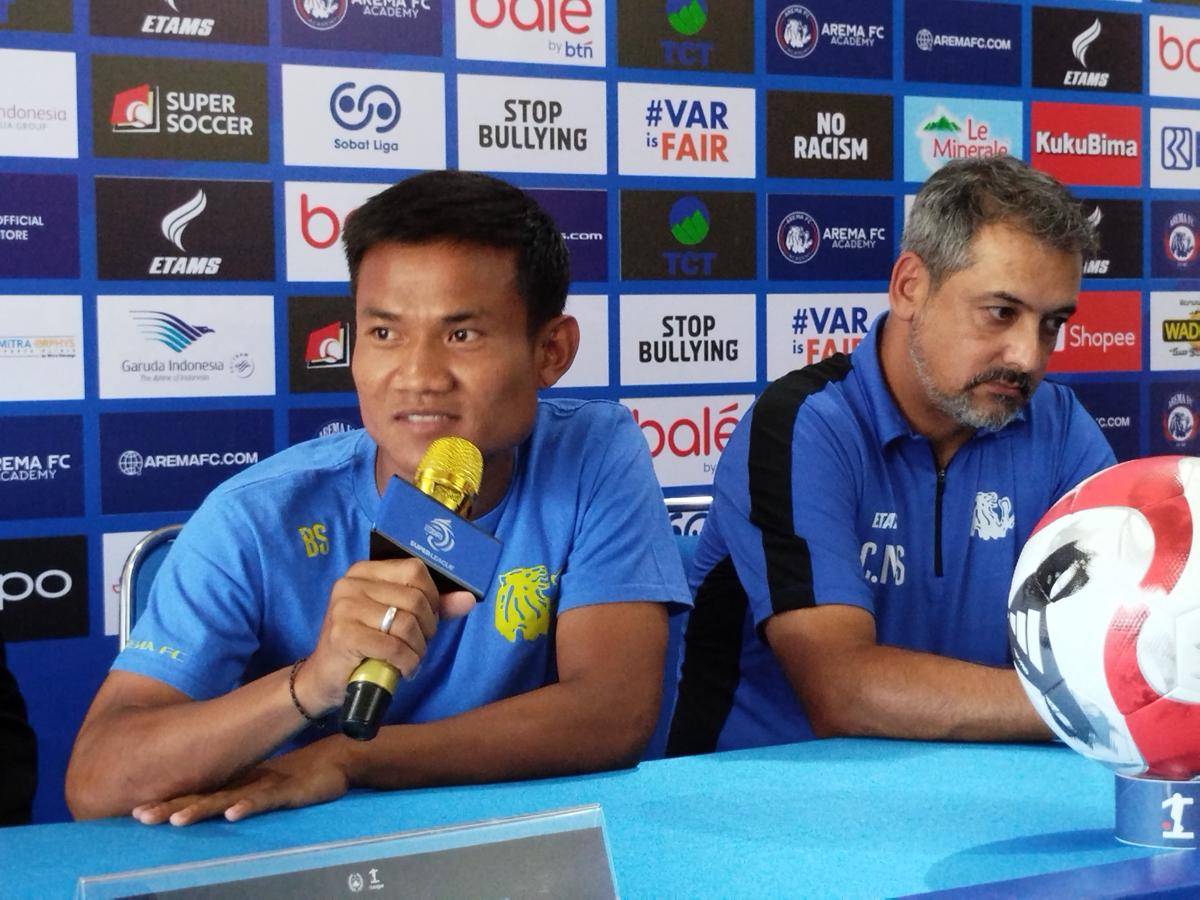 Bek Arema FC, Bayu Setiawan (kiri) dan Pelatih Arema FC, Marcos Santos (kanan) saat konferensi pers. (IDN Times/Rizal Adhi Pratama)