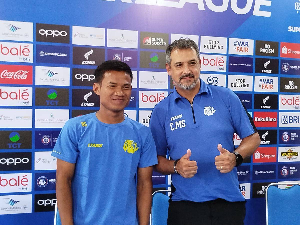 Bek Arema FC, Bayu Setiawan (kiri) dan Pelatih Arema FC, Marcos Santos (kanan) saat konferensi pers. (IDN Times/Rizal Adhi Pratama)