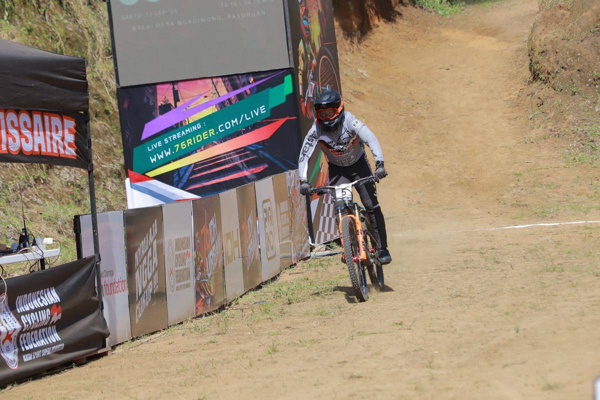 Andy Prayoga saat bertanding di Urban Downhill di Desa Ngadiwono, Kabupaten Pasuruan. (Dok. 76Rider)