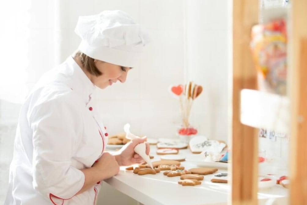 ilustrasi menghias kue