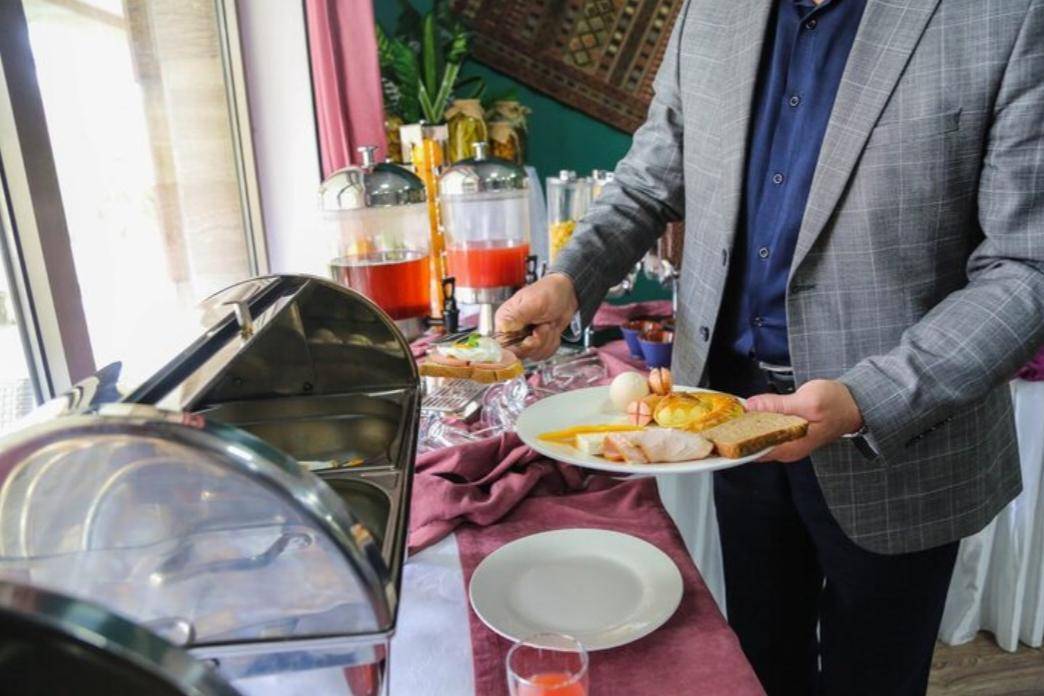 Mengambil Makanan Di Meja Prasmanan (freepik.com/stockking) 