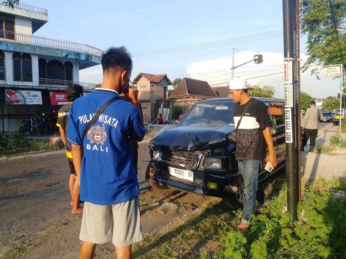 Innova vs Panther di perempatan Kletek Kecamatan Lembeyan. IDN Times/Riyanto.
