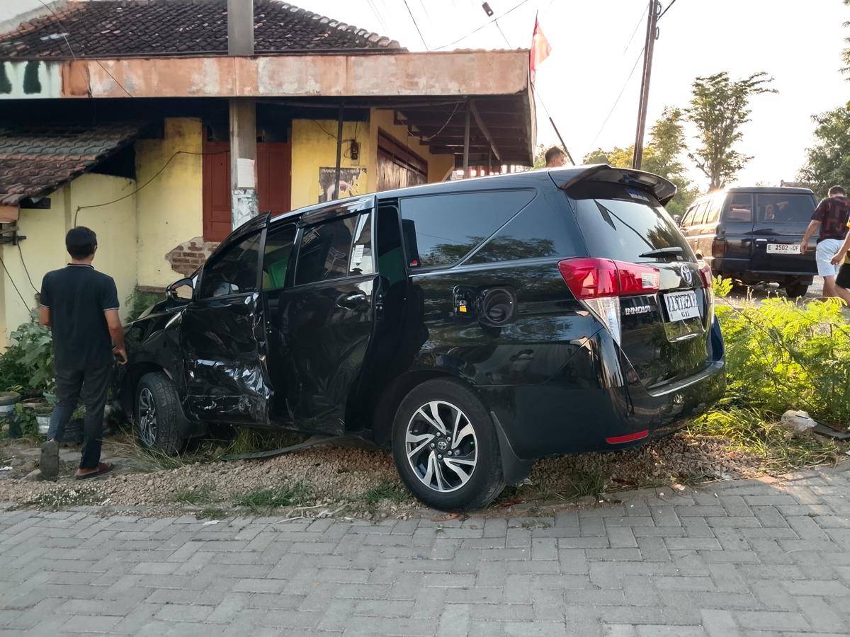 Innova vs Panther di perempatan Kletek Kecamatan Lembeyan. IDN Times/Riyanto.