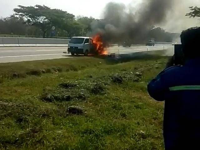 Sebuah mobil pikap pengangkut pipa PVC dan lem hangus terbakar di Jalan Tol Ngawi, tepatnya di KM 558+900 A, masuk Desa Widodaren, Kecamatan Widodaren, Kabupaten Ngawi. IDN Times/Istimewa.