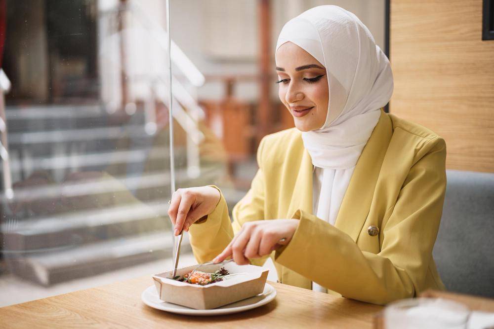 ilustrasi seorang wanita mengonsumsi makanan sehat (freepik.com/ fabrikasimf)