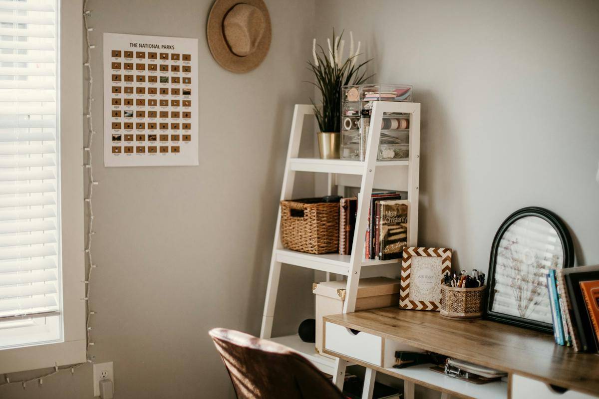 Rak buku dari kayu (Unsplash.com/ Abbey Houston)