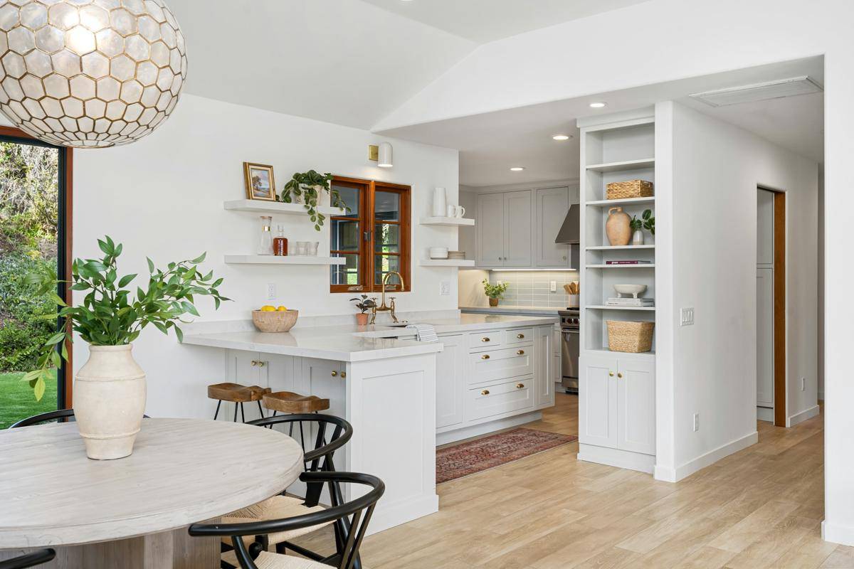 Dapur dengan meja dan kursi (Unsplash.com/  Alex Tyson)