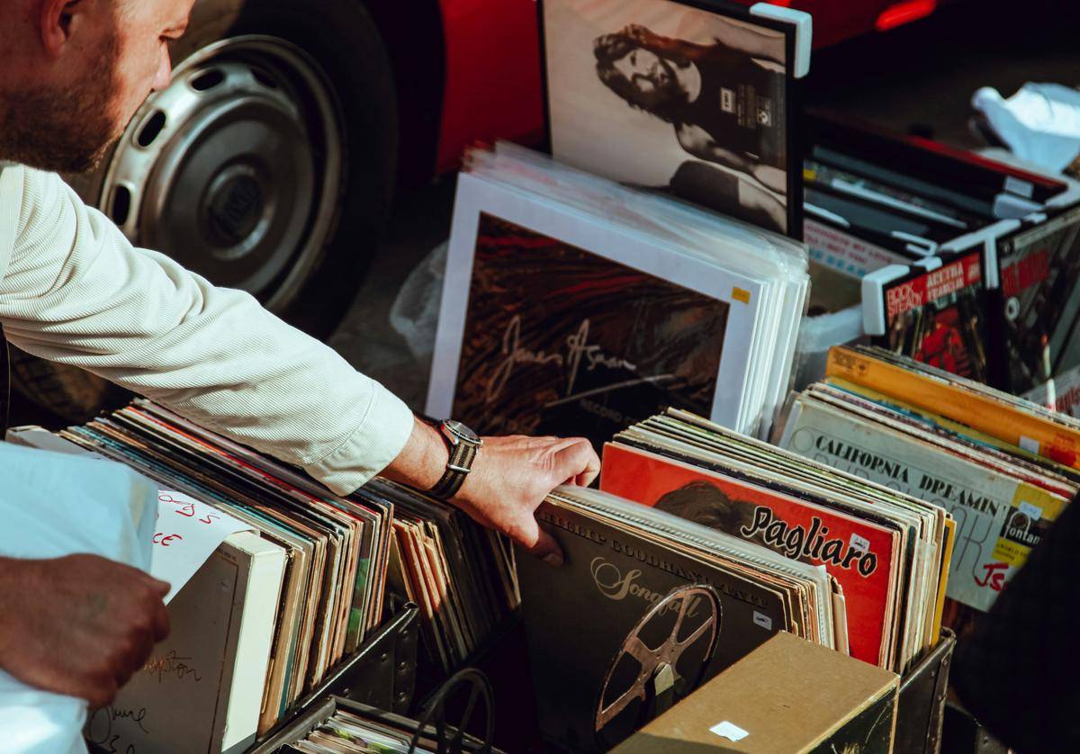 ilustrasi vinyl records (unsplash.com/Clem Onojeghuo)