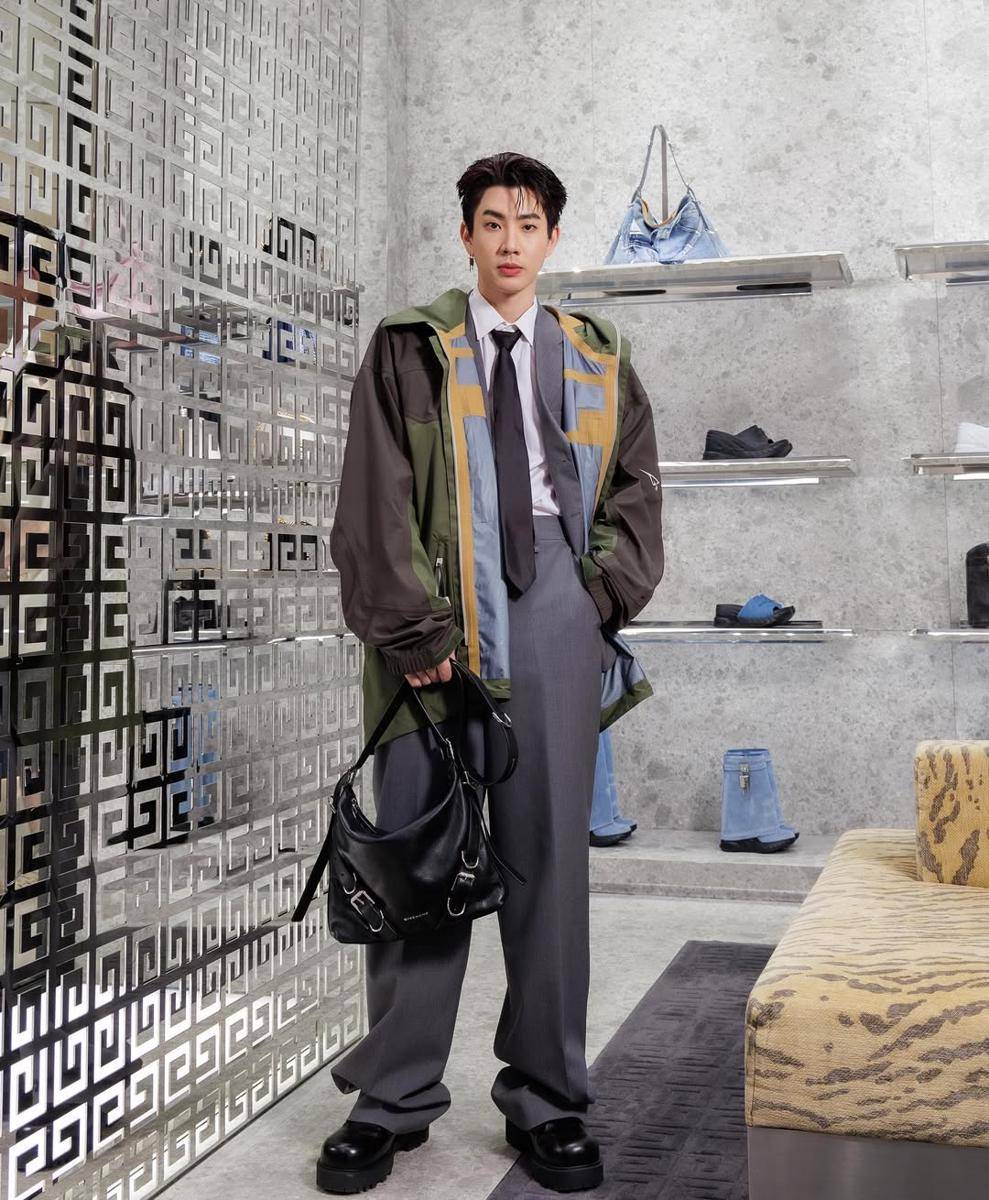 OOTD Preppy Style Off Jumpol (instagram.com/tumcial)