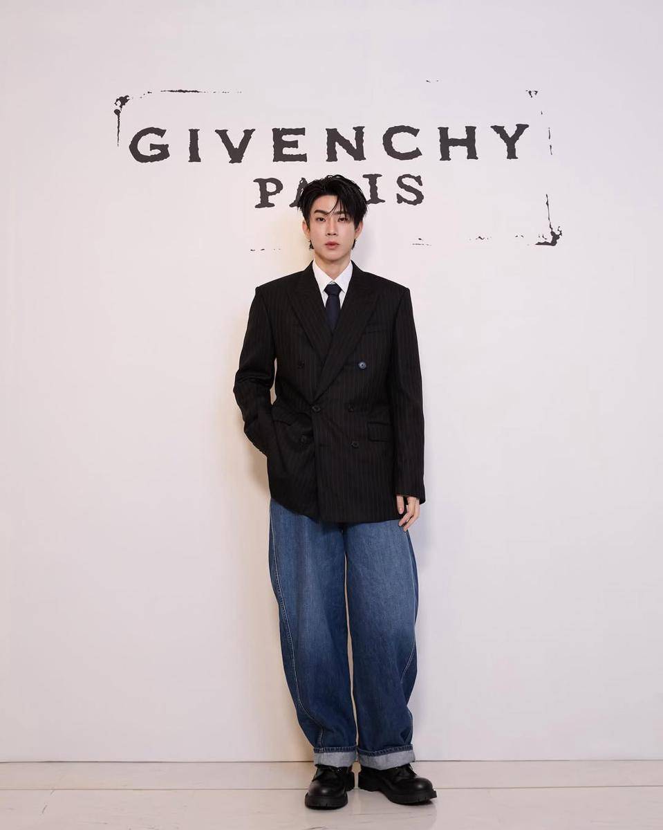 OOTD Preppy Style Off Jumpol (instagram.com/tumcial)