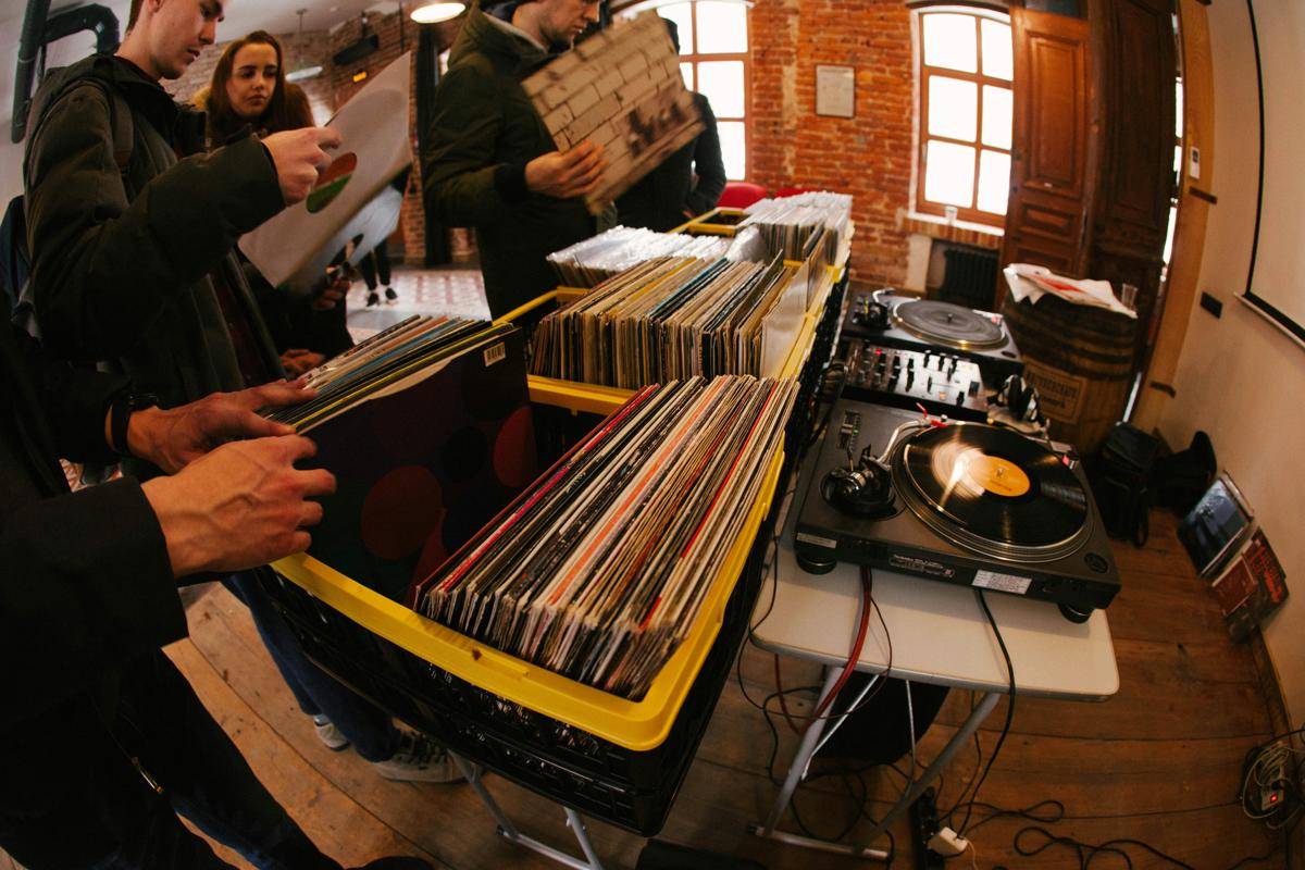 ilustrasi vinyl records (unsplash.com/Evgeniy Smersh)