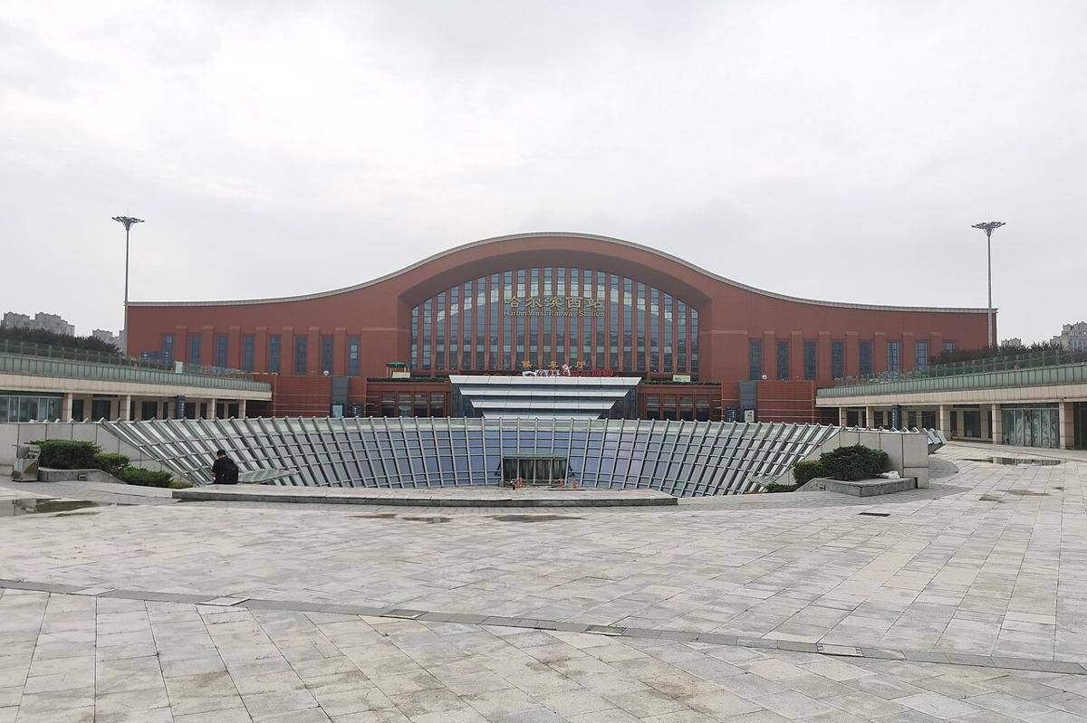 Harbin Railway Station, China (commons.wikimedia.org/Fghjhj)